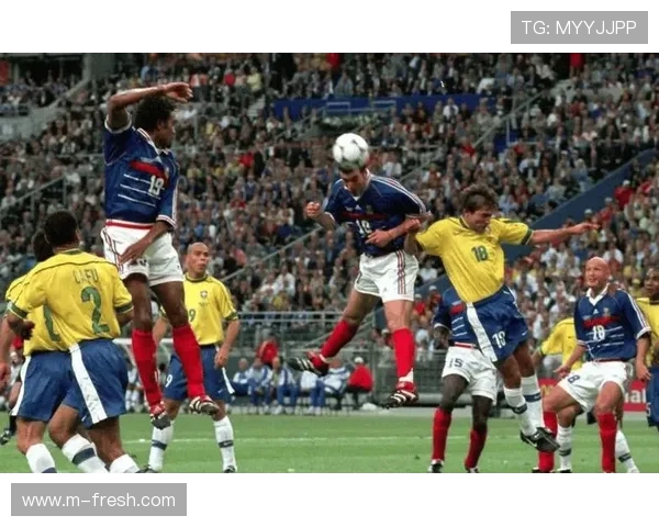 1998年世界杯决赛法国以3比0战胜巴西捧起首个世界杯冠军奖杯 1998年世界杯决赛法国以3比0战胜巴西捧起首个世界杯冠军奖杯